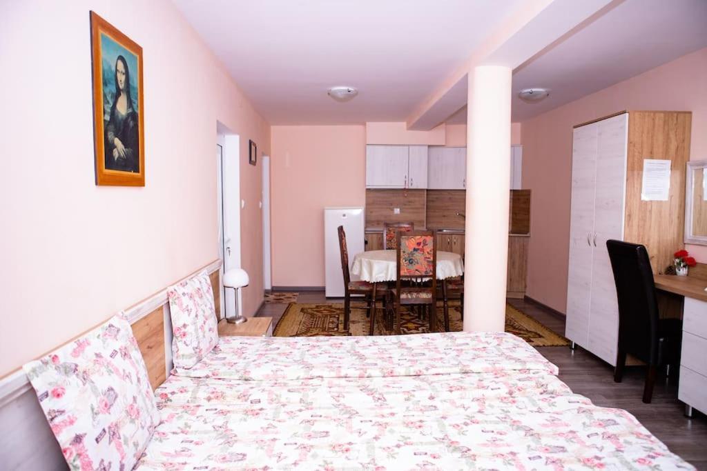 Hotel Lucky 2 Pavel Banja Exteriér fotografie